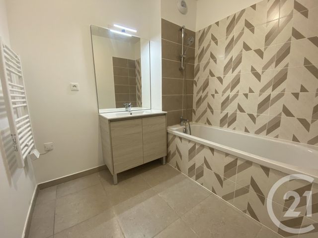 Appartement T3 à vendre - 3 pièces - 70.1 m2 - CLERMONT L HERAULT - 34 - LANGUEDOC-ROUSSILLON - Century 21 Agi Immobilier